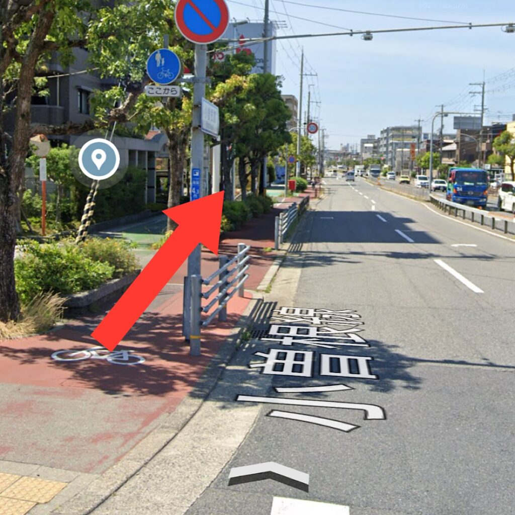 交差点から三菱自動車へ