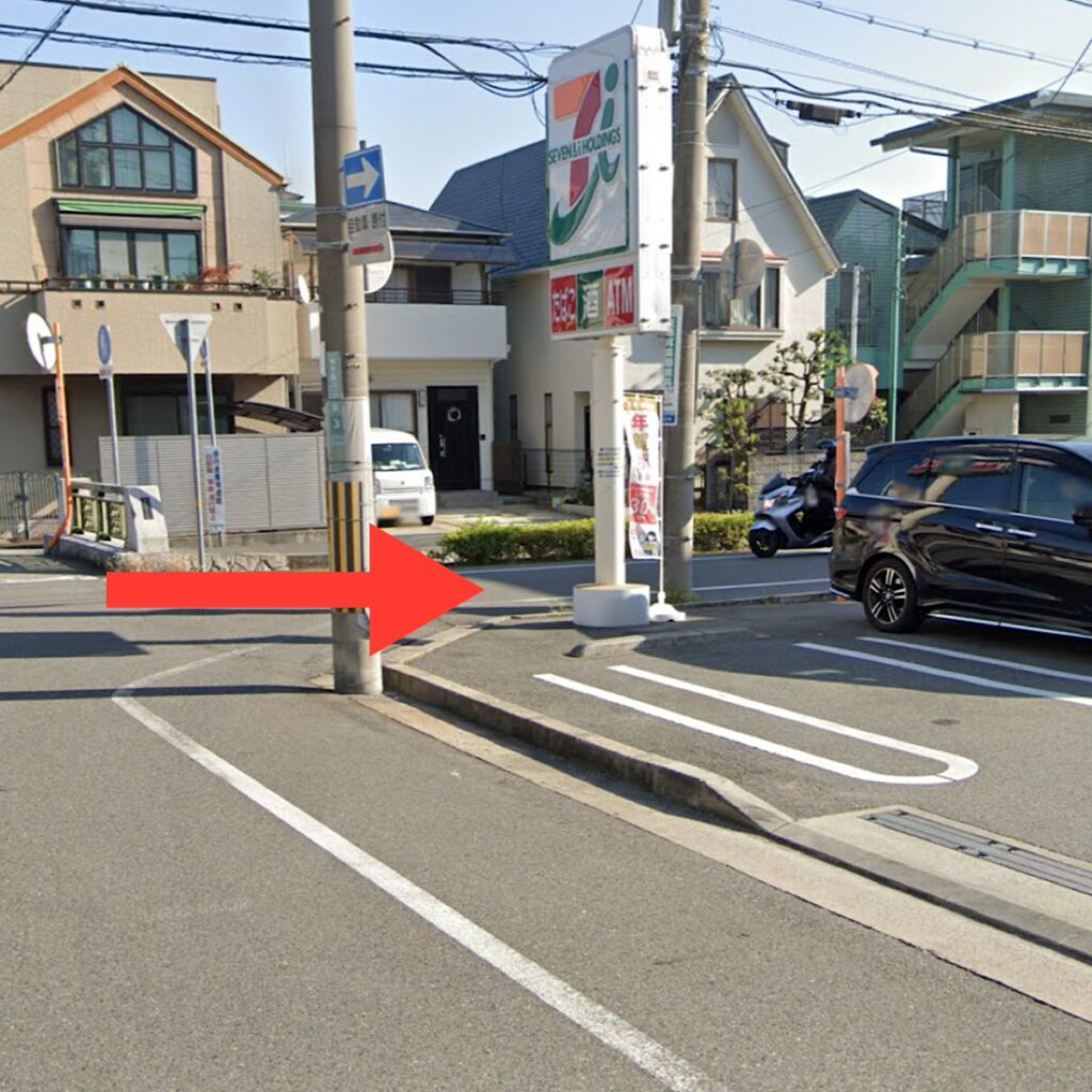 JR甲子園口駅南口のセブンイレブンを右へ