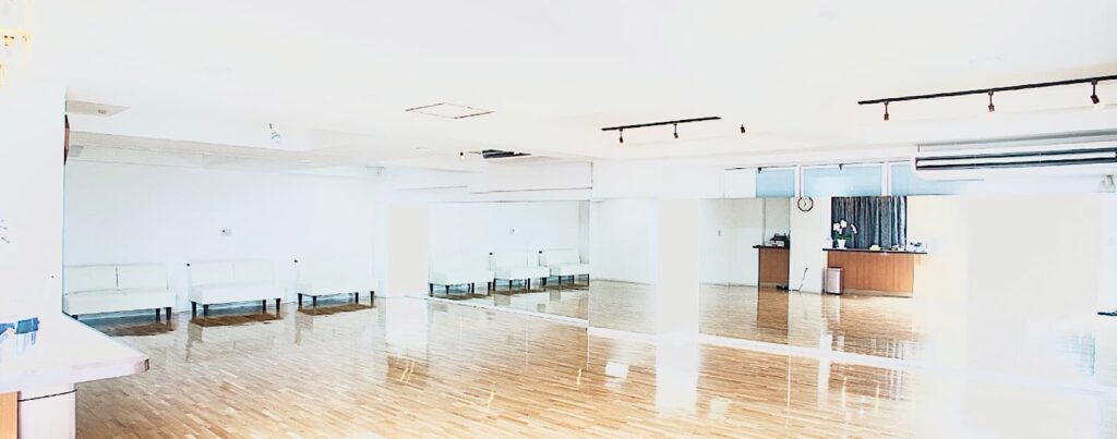 Dance studio LA 甲子園口スタジオ